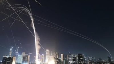 Iran Serang Israel dengan Rudal, Sirene Serangan Udara Menggema di Tel Aviv