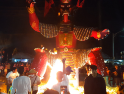 Langit Merawang Menyala Membakar Dewa Raksasa demi Tradisi Suci