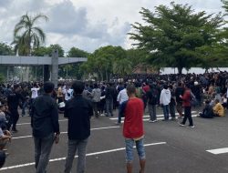 Unjuk Rasa Penambang Di Kantor PT Timah Berakhir Ricuh, Gas Air Mata Ditembakkan