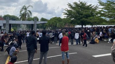 Unjuk Rasa Penambang Di Kantor PT Timah Berakhir Ricuh, Gas Air Mata Ditembakkan